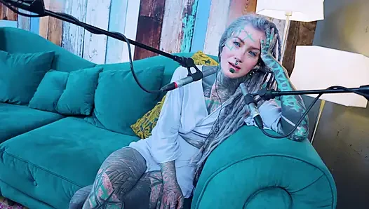 J - Jelousy hakkında konuşuyorum - asmr podcast sfw konuşuyor gotik sıska kız dreadlocks dövmeli model dövmeli kız