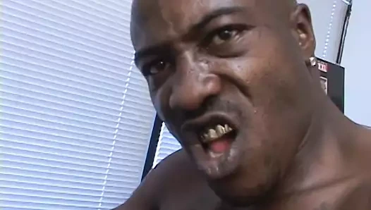 Kel adam dilini siyah hatunun ıslak kutusuna sokuyor