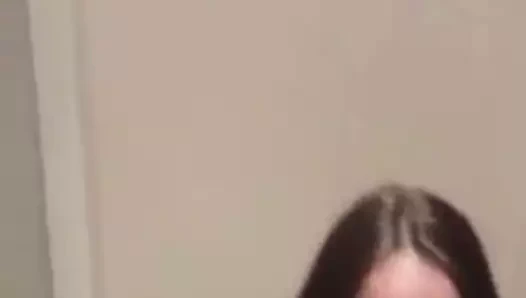 Jana seksi ayak parmaklarını kamerada gösteriyor