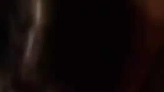 Gözleri bağlı bir kız, önde ve arkada sikişiyor