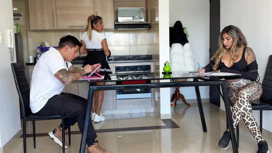 Baldızını karısının önünde sikiyor! NE!? Mastürbasyon yapıyor ve izlemenin tadını çıkarıyor