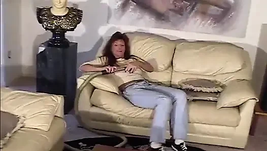 Ev hanımı evi temizlerken azıyor ve soyunuyor