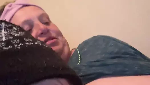 Üvey annemin memelerini emiyor