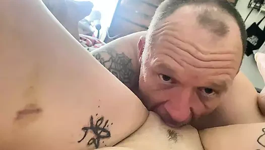 Ustam sıkı amcığımın dilinde olmasını istiyor!