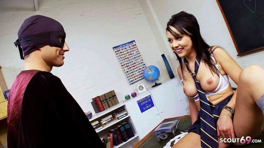 Sarkık memeli pawg kız öğrenci alexa andreas sınıfta sikişmek için baştan çıkarıyor