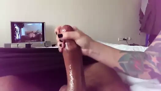 Büyük kalın horoz alır bir yardım eli