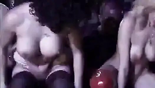 Jessica Rizzo в вечеринке с карликом, сцена 04