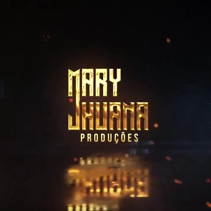 İri güzel kadın bazı yerlerde mastürbasyon yapıyor