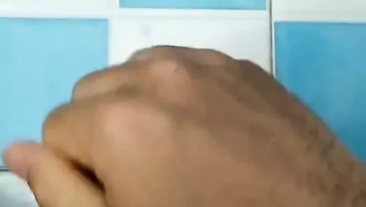 İranlı adam banyoda mastürbasyon