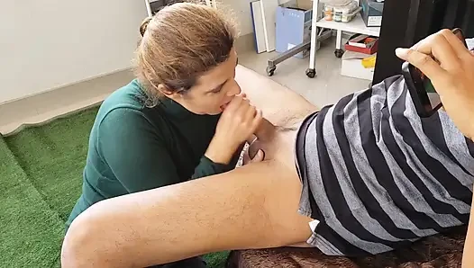 Моя девушка любит сосать член и глотать мою сперму