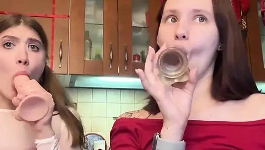 Babacığının küçük sürtükleri ve sürtükleri burada, üvey kız kardeşler