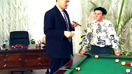 Kırmızı elbiseli esmer masa ve bilardo masasında sikiliyor