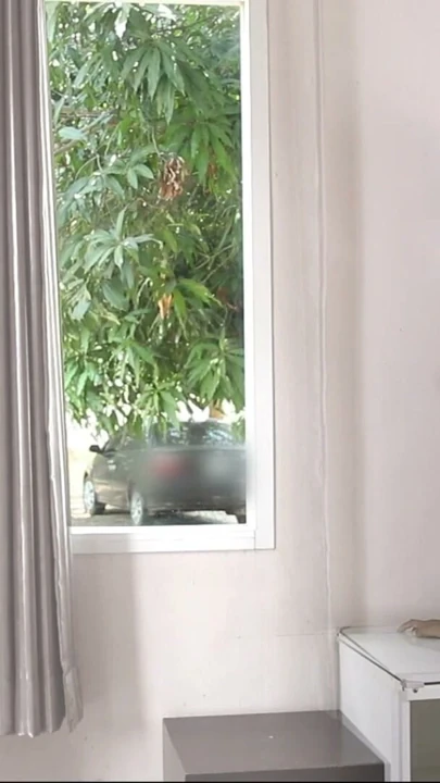 Asyalı çift motel misafirini ve hizmetçisini göstermek için açık kapı ve pencereler açıkken açık havada sikişiyor | Klip 1