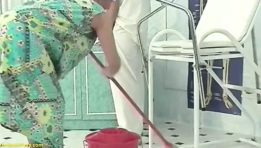 82 yaşındaki nine doktoru tarafından yumrukla sikiliyor