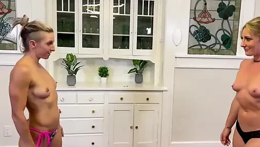 Kız kıza çıplak güreş maçı