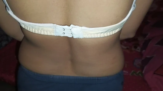 Seksi figürümün tadını çıkardım, Saiya'm sutyenimi açtı, büyük göğüslerime bastırdı.