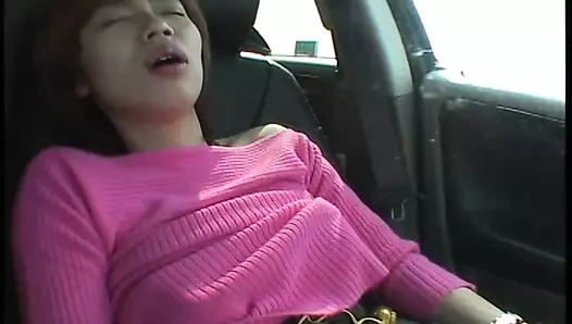 Süper ateşli Japon genç kız arabada azdı