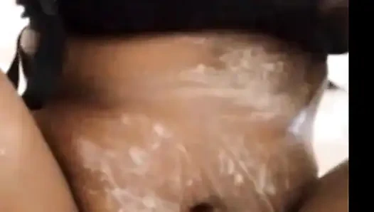Hintli kız banyoda banyo yapıyor - ateşli asmr videosu