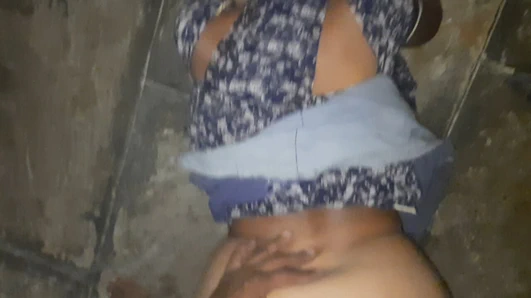 Desi yenge sagi yenge ko mare, devar bir at yaptı ve büyük kullu'ya bastı ve kıçına vurdu, baldızını evde becerdi, kayınbirader baldızına yükün suyunu içirdi.