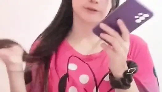 Ateşli üvey anne ve yoğun bir şekilde yarağa aç kızda kaos hüküm sürüyor
