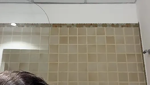 Genç Köpürdü ve Tıraş Oldu