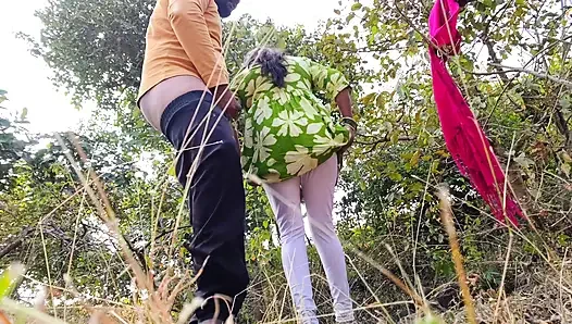 Hintli köy hikayesi - yenge karvand meyvelerini ormandan koparıp şehirde satmak için kullanılır - Hintçe sesli xxx filmler.