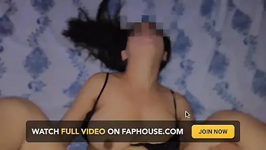 Büyük memeler sütle dolu. Beni sert sikiyorlar ve büyük göğüslerime boşalıyorlar