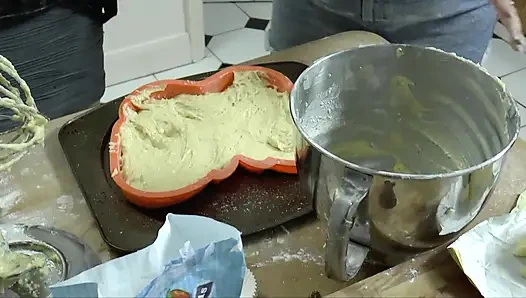 Lezbiyen çıplak edepsiz yemek yapıyor