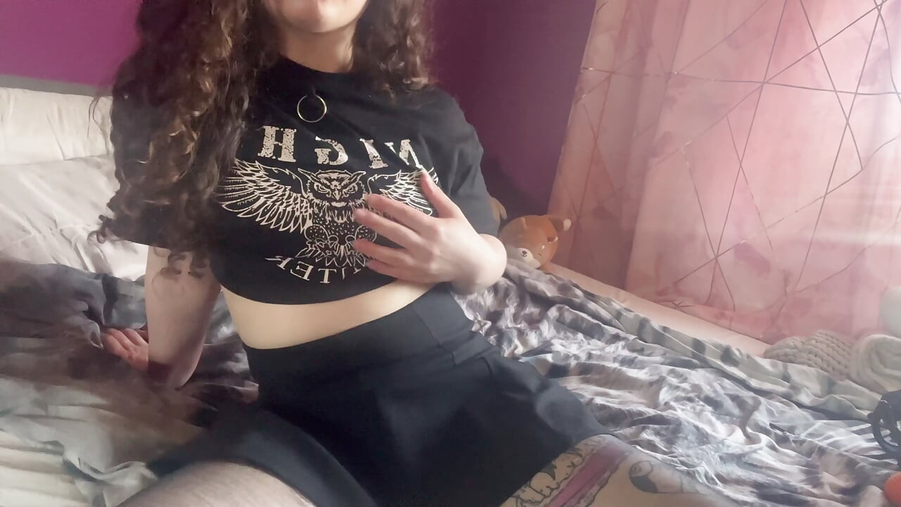 Gotik kız sıkı küçük amcığıyla oynuyor