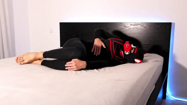 Azgın neoprene köpek yavrusu kendini sikiyor ve azdırıyor