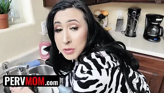 Pervmom - azgın genç erkek avcısı ateşli delikanlıların büyük yarağına biniyor ve orta yaşlı seksi kadının içine boşalmasına izin veriyor