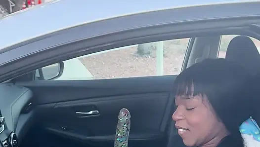 Chupando consolador y follando chorro anal