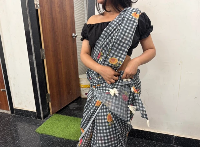 School ki fees naa dene student ki mom ne apni chut di teacher ko