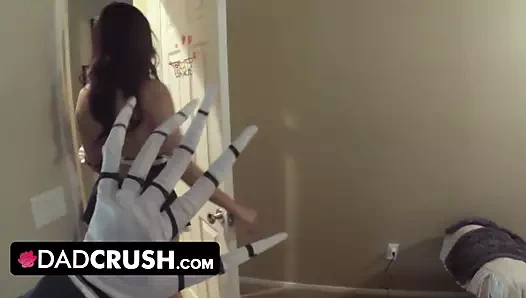 Dadcrush - tatlı bebek cadılar bayramı kutladı onu sıkı twat alarak büyük horoz tarafından sert sürülmüş