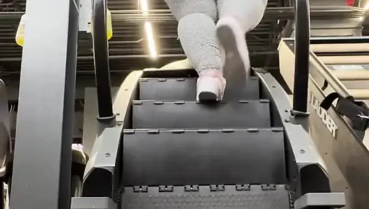 Beni spor salonunda eğitmene yardım eder misin yoksa sadece götümün salsını izler misin?