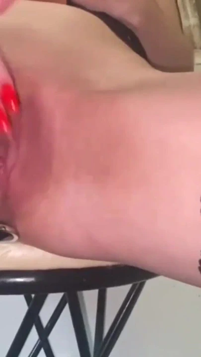 Üvey anne evde kimse yokken dildoyla kendini sikmeyi seviyor | Klip 1