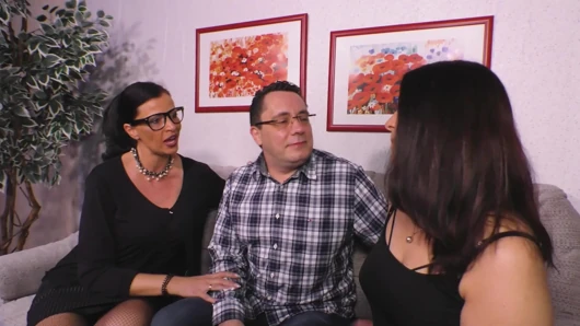 Çiftler orta yaşlı seksi kadınlarla üçlü seks yapıyor tam derleme