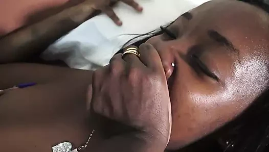 Zenci lezbiyen boğuluyor!