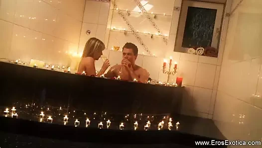 Sevgi dolu masaj için mutlu sarışın milf ile ona adam