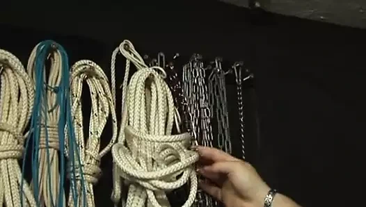 Seksi Alman genç kız BDSM'de götünü sert siktiriyor