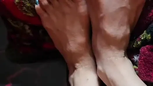 Melove seksi küçük küçük ayakları temizliyor
