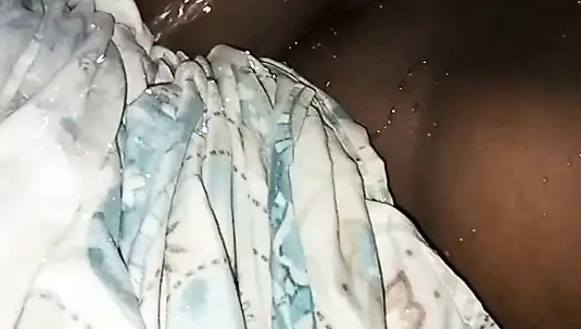 Şeker annem mastürbasyon yapıyor ve işiyor