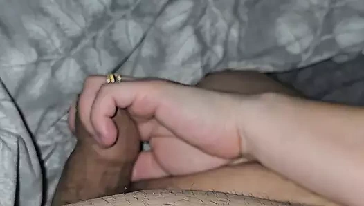 Üvey anne eğlenmek için ereksiyon halinde büyük üvey erkek kardeş yarağıyla mastürbasyon yapıyor