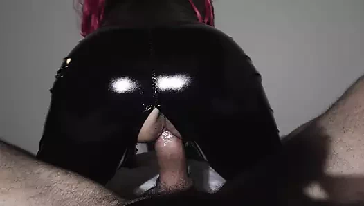 Lateks takım elbisemle ona tersten biniyorum ama amım çok sıkı ve karşı koyamıyor