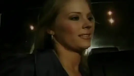 Güzel klasik bebekler taksinin arka koltukta lezbo eğleniyor