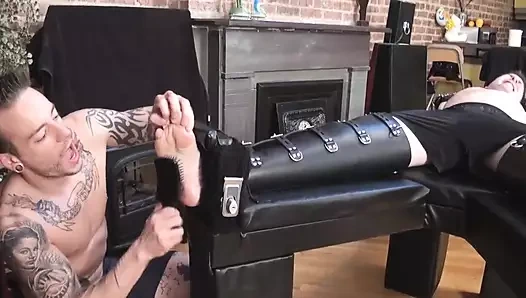 İki eşcinsel adam yoğun bir gıdıklıyor ve ayak fetişi seansı yapıyor. - Dd_6375