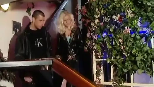 Kathy Anderson - europornstar bir gece kulübünde sikiliyor