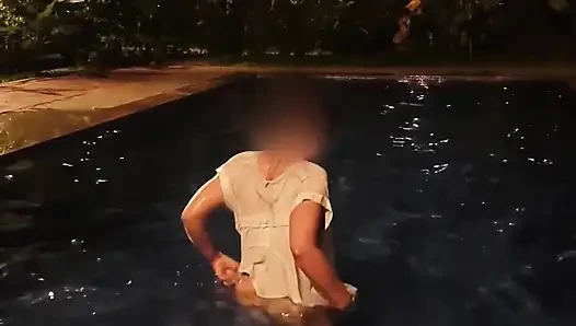 Ateşli evli kadın geceleri halka açık havuzda sikişmeyi riske atıyor