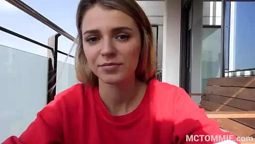 Süper ateşli sarışın genç Mary Kalisy evde emiyor ve sikişiyor