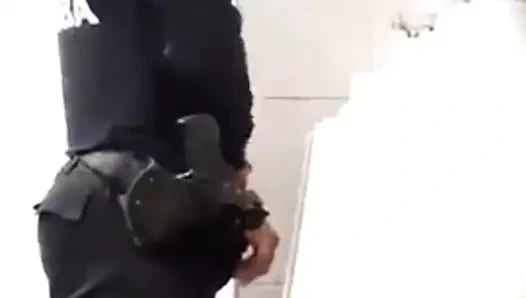 policia chacal orinando